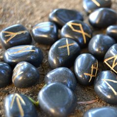 Runové kameny - černý jaspis, se sametovým sáčkem