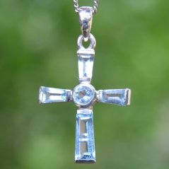Přívěsek Kříž se zirkony, stříbro Ag 925/1000