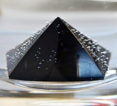 Šungitová pyramida leštěná 3 cm