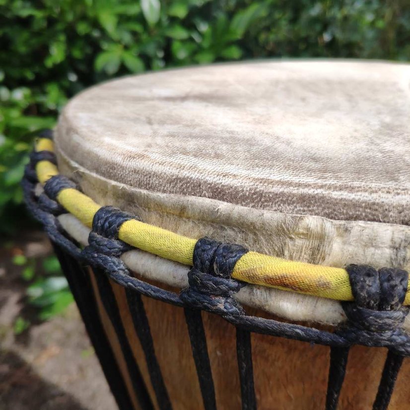 Buben Djembe 13” Guari, Ghana vyřezávaný 57 cm