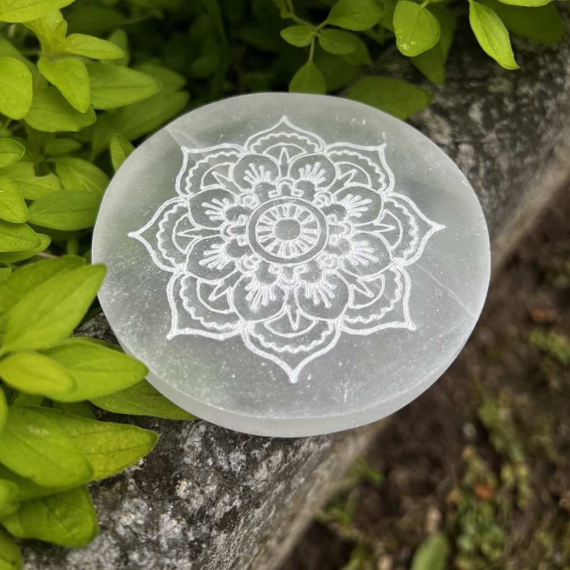 Selenitový podtácek s mandalou – 8 cm