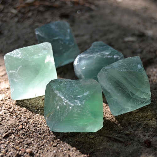 Fluorit nebroušený krystal osmistěn 15 x 15 mm