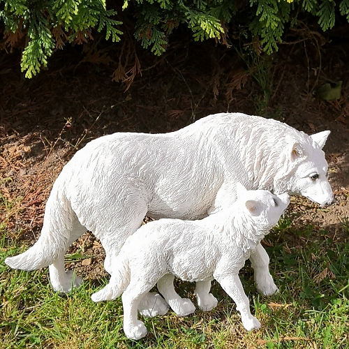 Socha fantasy - Bílá vlčice s mládětem 29 cm