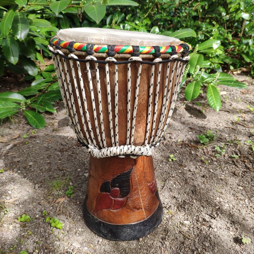 Buben Djembe 9” Yassi, Senegal, vyřezávaný 39 cm