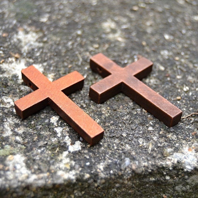 Přívěsek Kříž dřevěný, vrtaný 4 cm