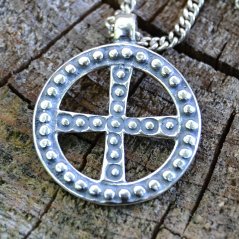 Přívěsek Sluneční kříž v kruhu, Velká Morava, stříbro Ag 925/1000