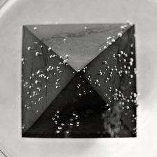 Šungitová pyramida leštěná 7 cm