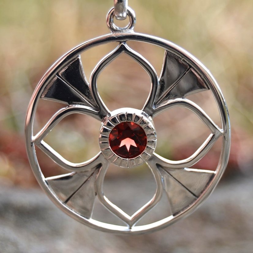 Amulet Růže - Granát, stříbro Ag 925/1000