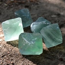 Fluorit nebroušený krystal osmistěn 15 x 15 mm