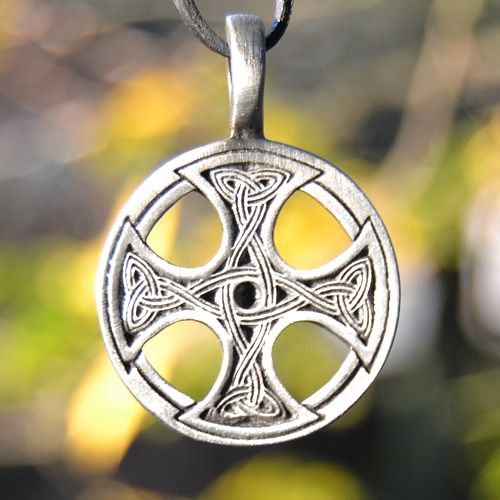Amulet Keltský kříž s triquetrami v kruhu
