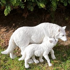 Socha fantasy - Bílá vlčice s mládětem 29 cm