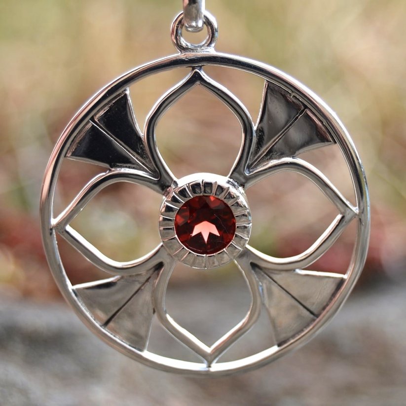 Amulet Žena Růže - Granát, stříbro Ag 925/1000