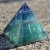 Pyramidy z drahých kamenů a minerálů