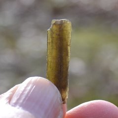 Turmalín zelený Indie surový krystal MIX 1 - 2 cm