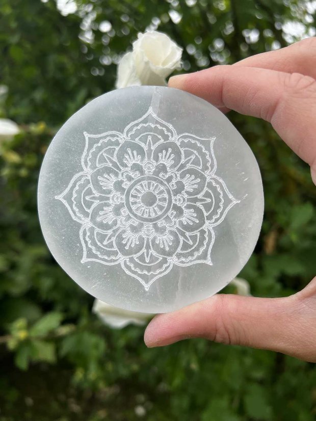 Selenitový podtácek s mandalou – 8 cm