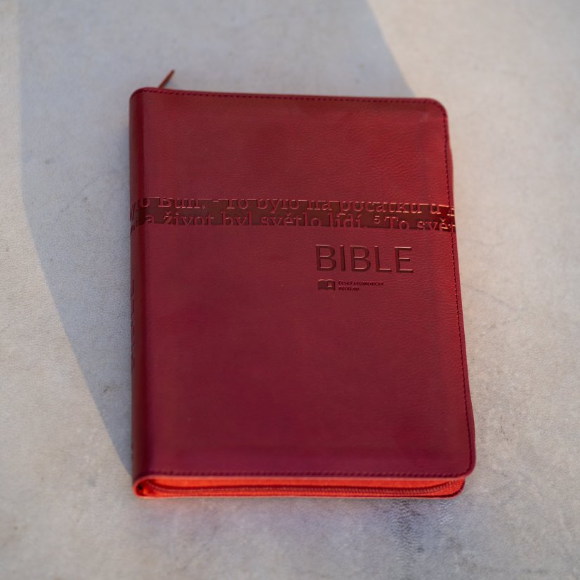 Bible ČEP bez DT, vínová, velký formát v obalu se zipem
