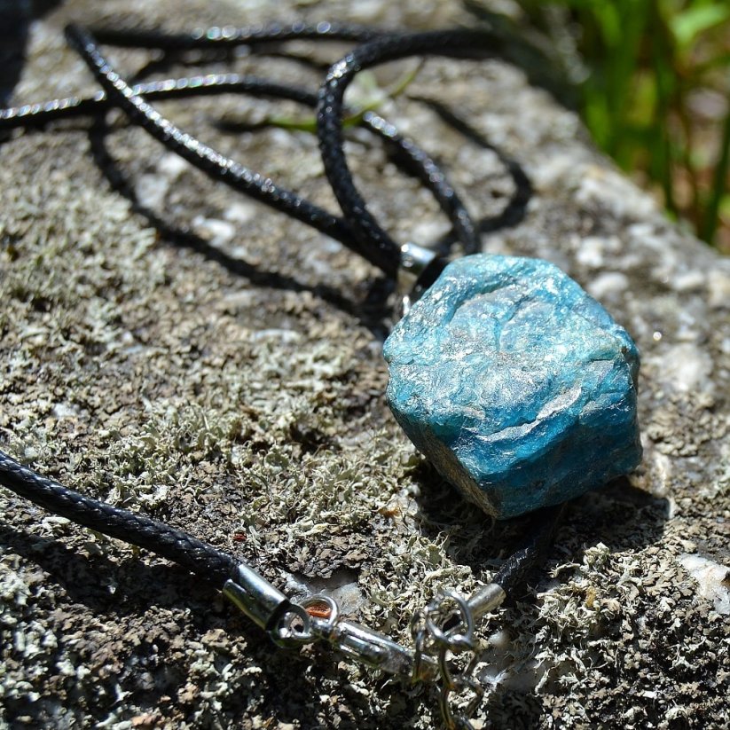 Náhrdelník Apatit modrý surový krystal