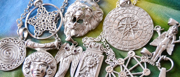 Amulety a přívěsky od Petera Stonea
